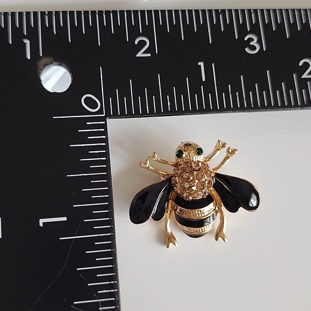 Brooch Bumble Bee Brooch Beautiful Enamal wings & Stunning  crystals